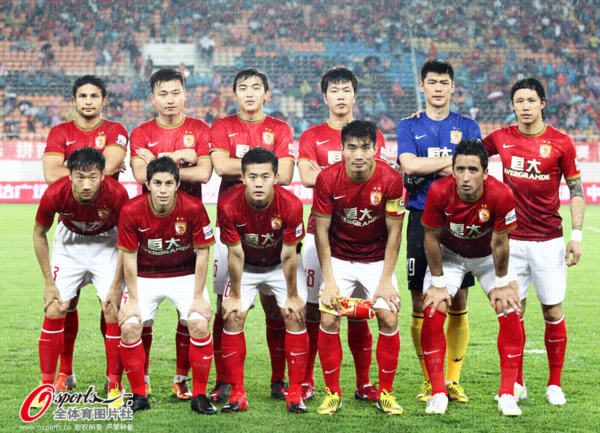 球迷说把自己的膝盖借给内马尔，内马尔调侃：那我得要俩（球迷称愿把膝盖借内马尔，内马尔打趣：那我得要两只）