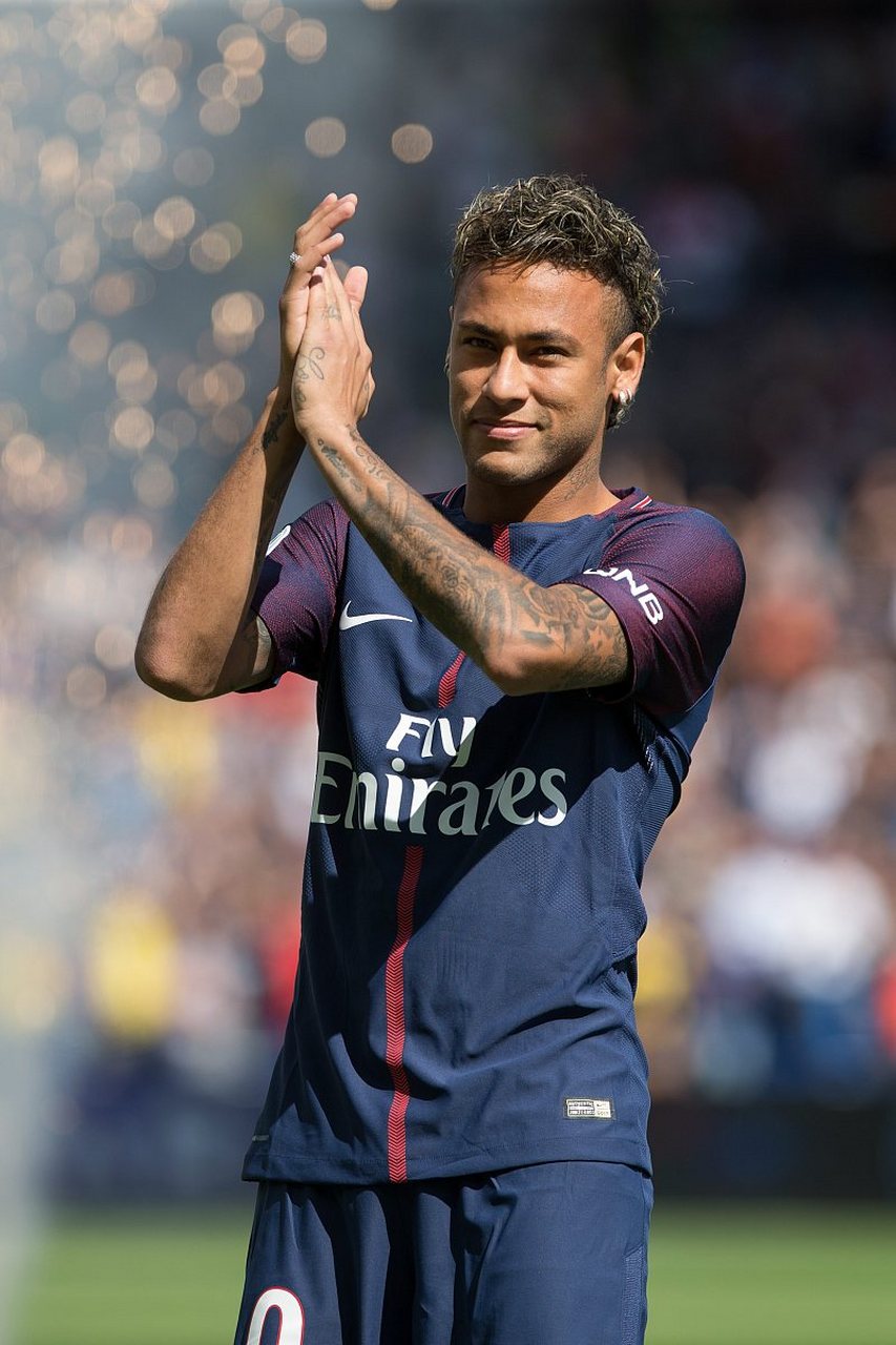 英媒：为抵抗巴萨的兴趣，拜仁将为凯恩提供一份打破限制政策的合同（英媒：为应对巴萨挖角，拜仁计划向凯恩递上破例合约）