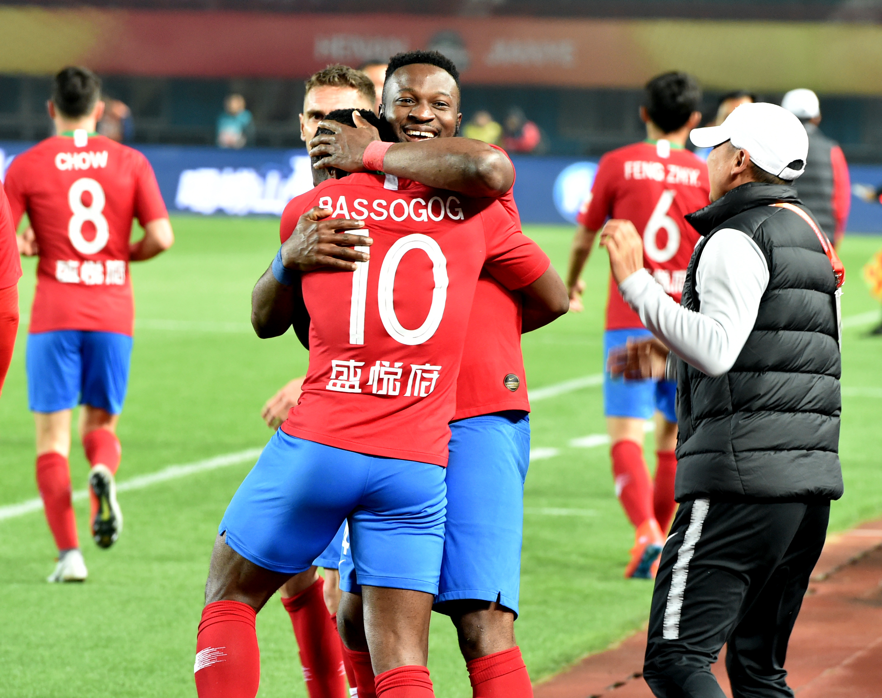 被球迷喷得退出国家队的吴曦，其实是郑智后最强后腰，场上也很拼（因球迷质疑一度退出国足的吴曦，其实是郑智之后最强后腰，场上拼劲十足）